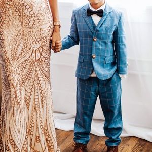 Boys blue suit size 5 button missing on pants